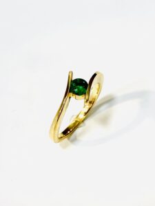 Verlobungsring in Gelbgold aus unserer Werkstatt mit leuchtendem Smaragd